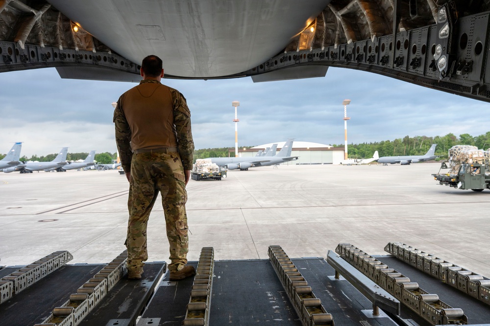 C-17 prepares for flight to CENTCOM