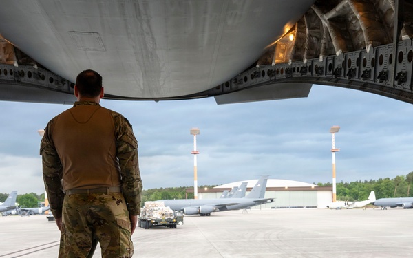 C-17 prepares for flight to CENTCOM