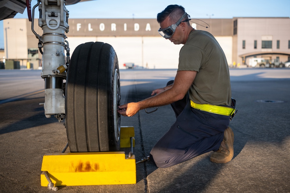 125 FW crewchiefs prep F-35s