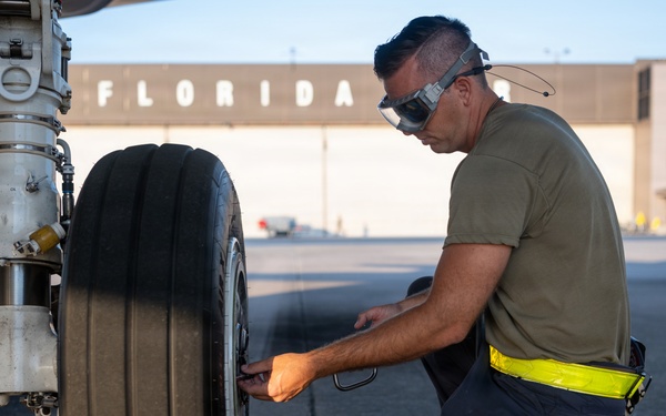 125 FW crewchiefs prep F-35s