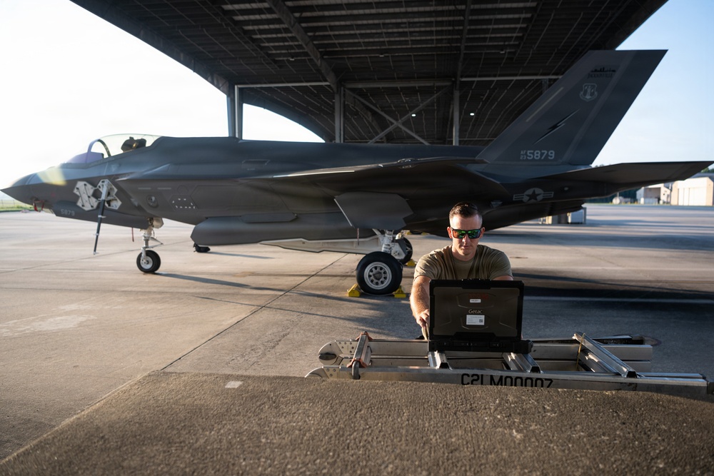 125 FW crewchiefs prep F-35s