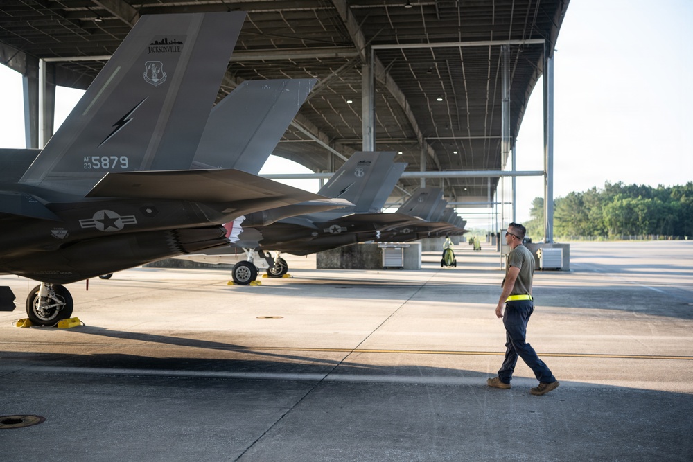 125 FW crewchiefs prep F-35s