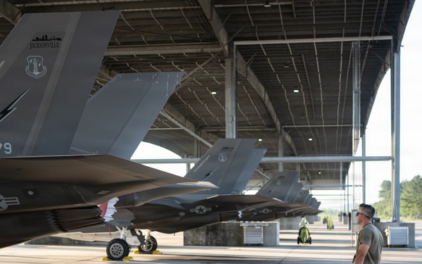 125 FW crewchiefs prep F-35s