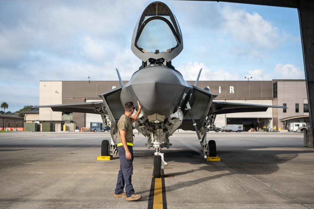 125 FW crewchiefs prep F-35s