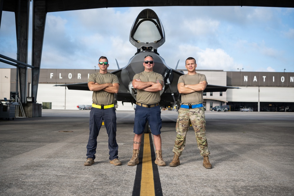 125 FW crewchiefs prep F-35s