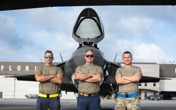 125 FW crewchiefs prep F-35s