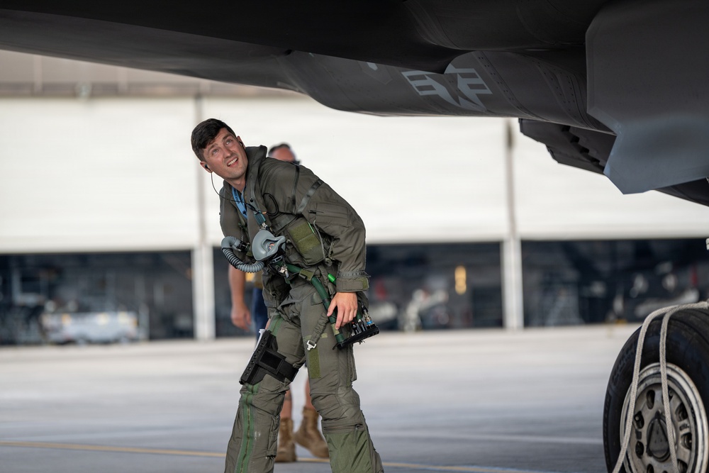 125 FW crewchiefs prep F-35s