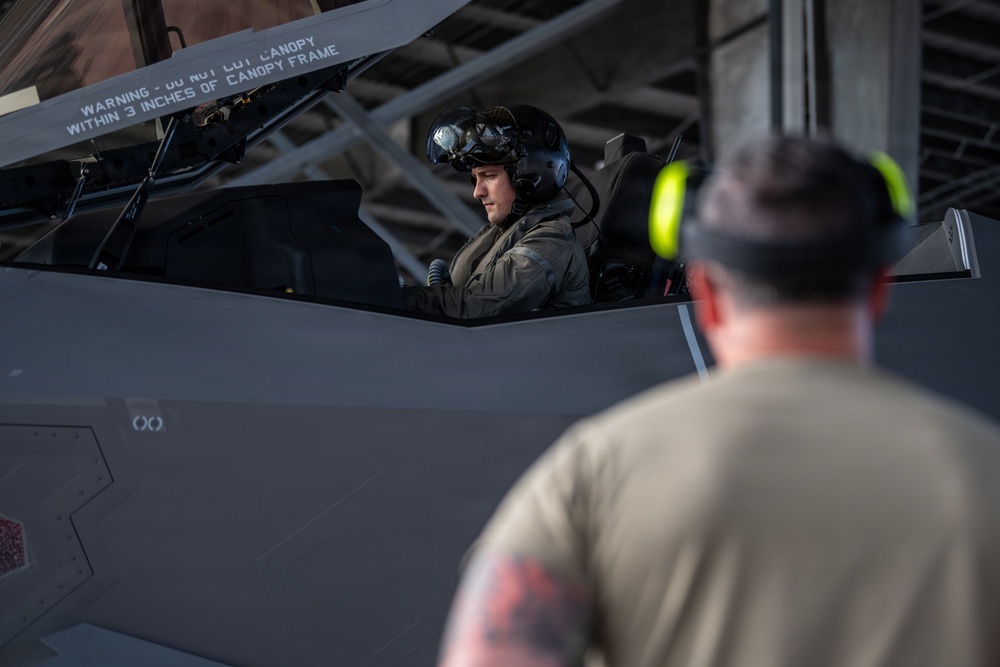 125 FW crewchiefs prep F-35s