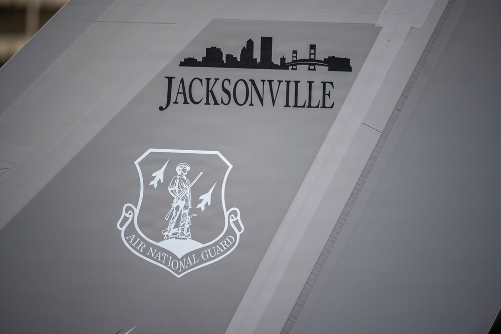 125 FW crewchiefs prep F-35s