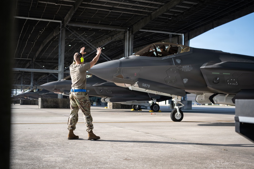 125 FW crewchiefs prep F-35s