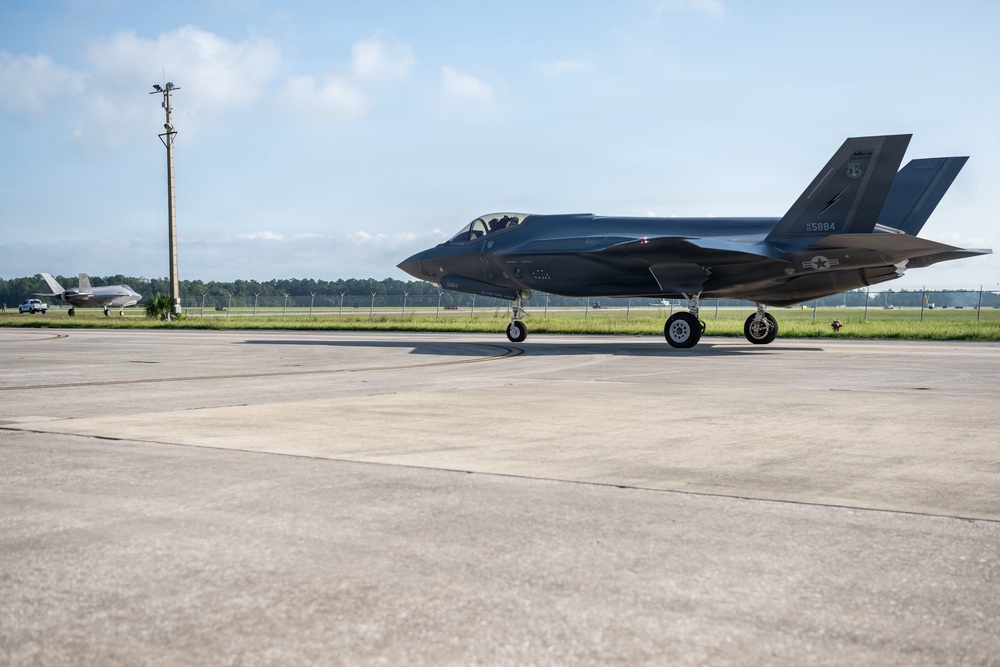 125 FW crewchiefs prep F-35s