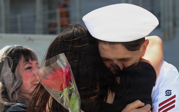 USS Lake Erie (CG 70) Returns to Homeport Following Deployment