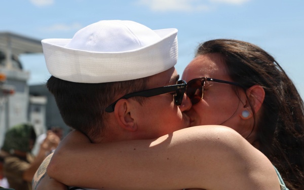 USS Lake Erie (CG 70) Returns to Homeport Following Deployment