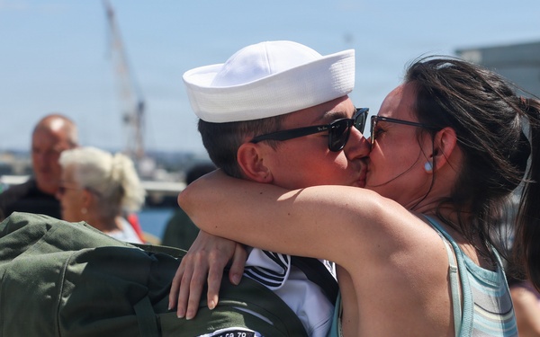 USS Lake Erie (CG 70) Returns to Homeport Following Deployment