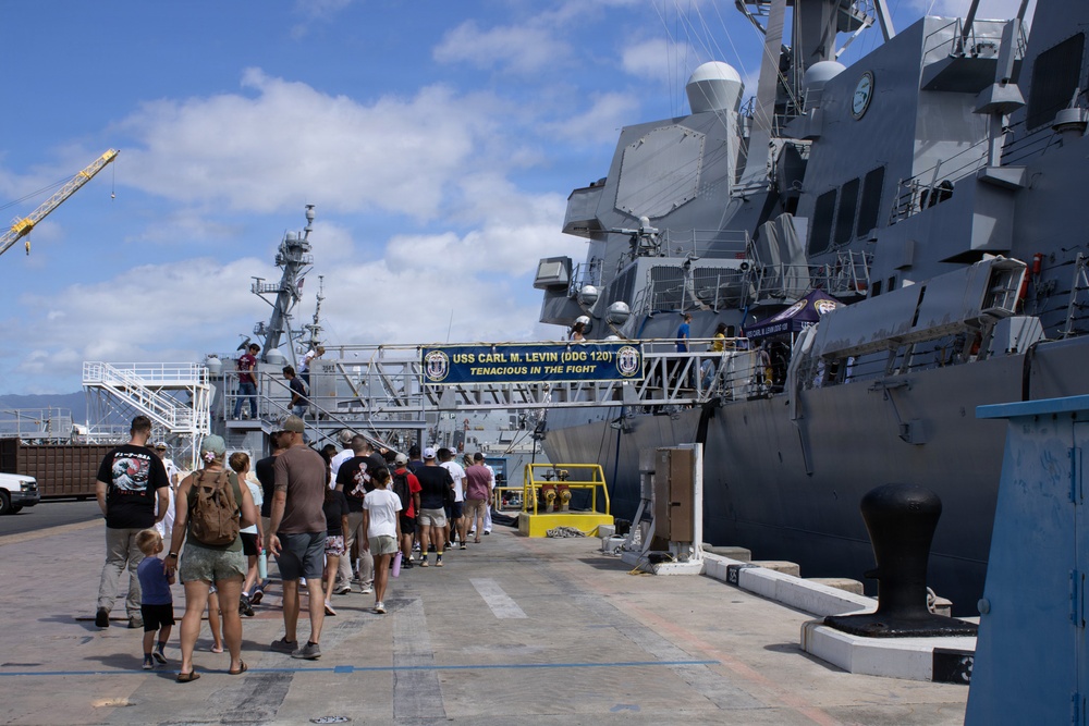 Public tours U.S. Navy destroyer during RIMPAC 26 open ship event