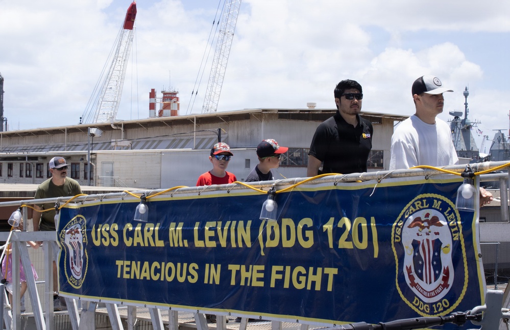 Public tours U.S. Navy destroyer during RIMPAC 26 open ship event