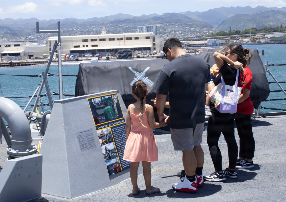 Public tours U.S. Navy destroyer during RIMPAC 26 open ship event