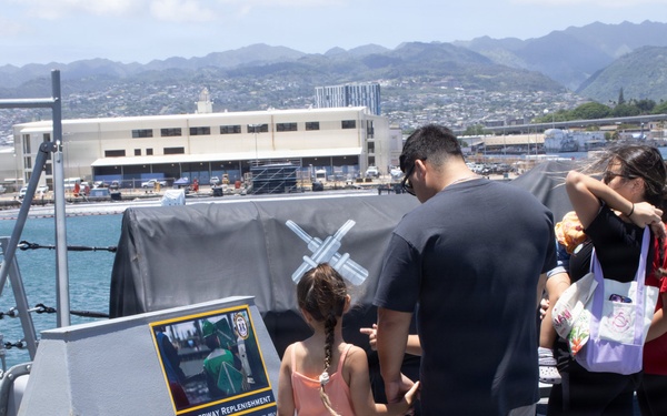 Public tours U.S. Navy destroyer during RIMPAC 26 open ship event