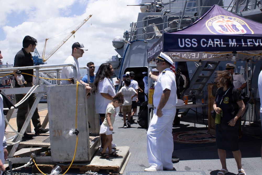 Public tours U.S. Navy destroyer during RIMPAC 26 open ship event