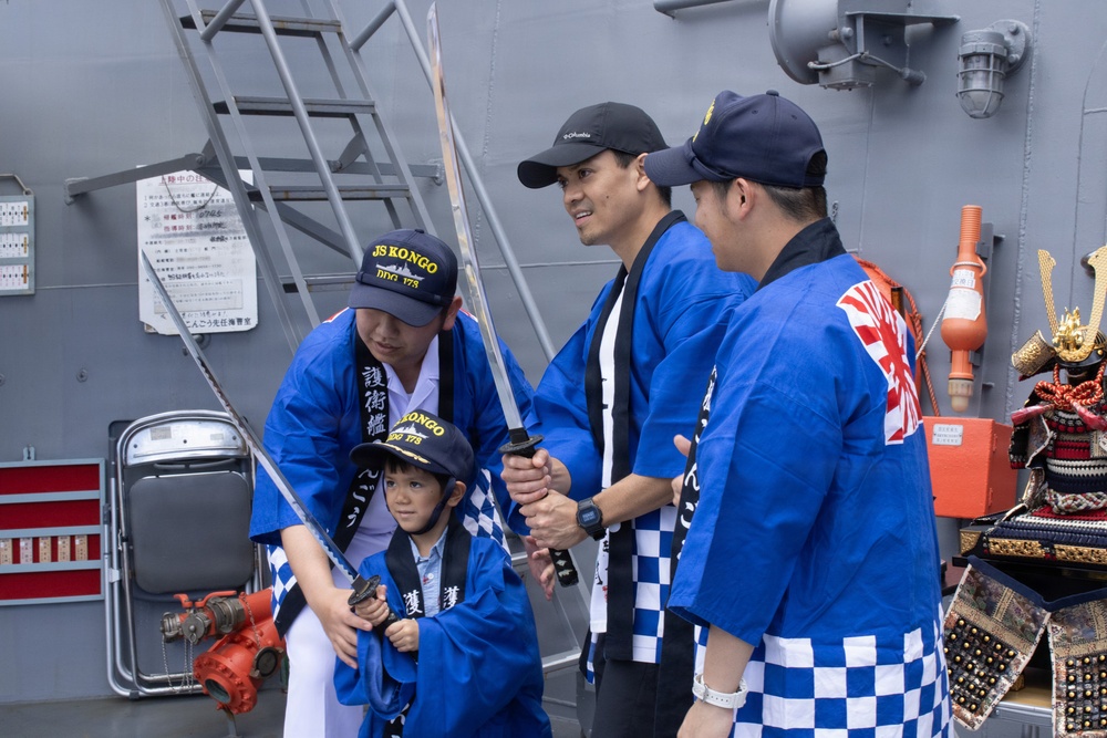 Public tours Japanese destroyer during RIMPAC 26 open ship event