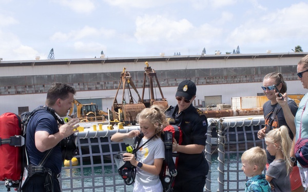 Public tours Royal New Zealand Navy frigate during RIMPAC 26 open ship event