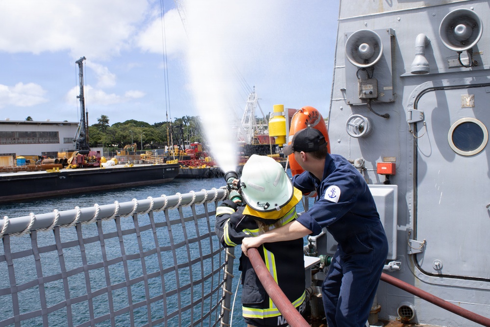 Public tours Royal New Zealand Navy frigate during RIMPAC 26 open ship event