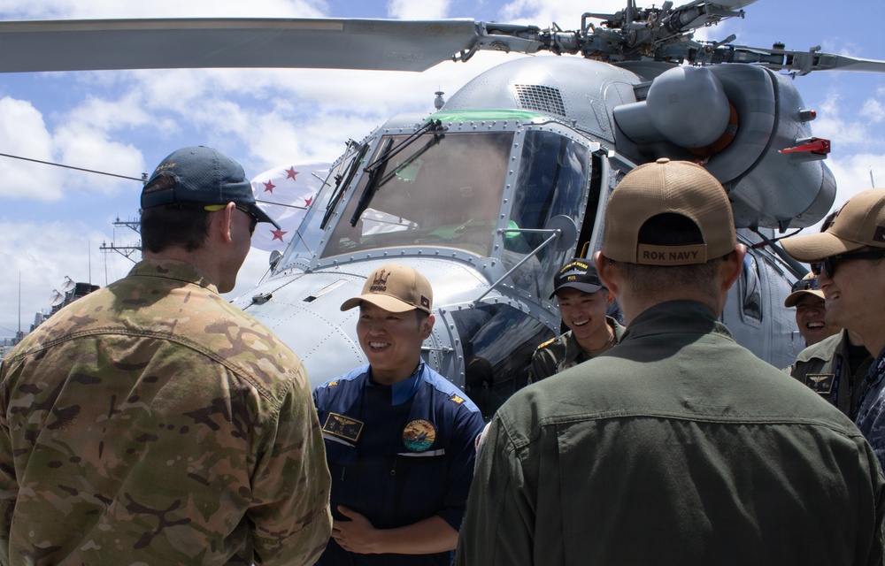 Republic of Korea Navy sailors visit HMNZS Te Mana during RIMPAC 26 open ship day