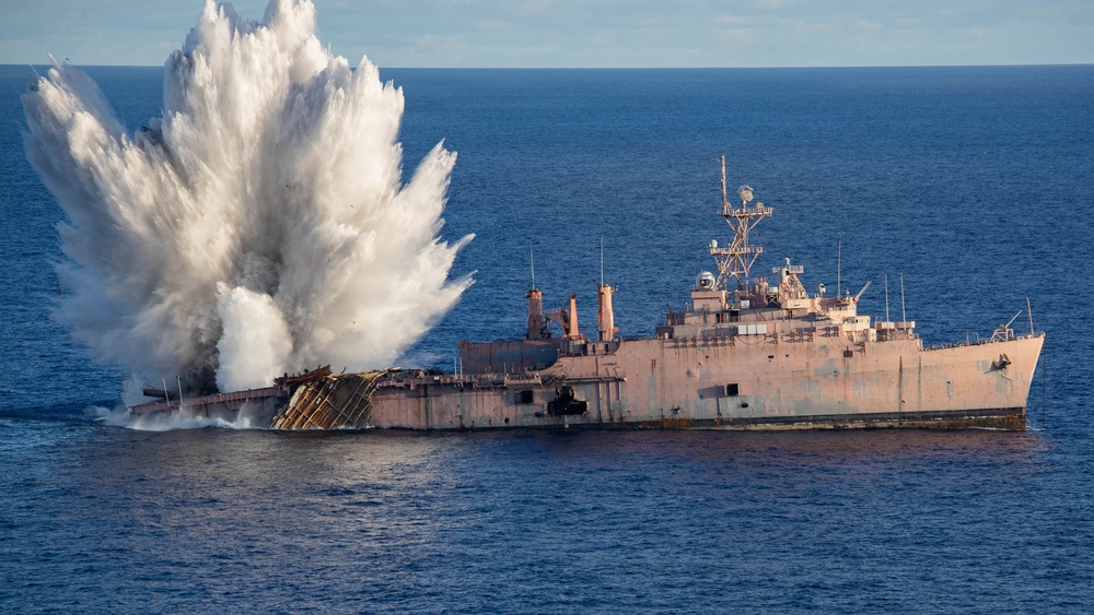 Multilateral, Joint Forces execute sinking exercise during Valiant Shield 2026
