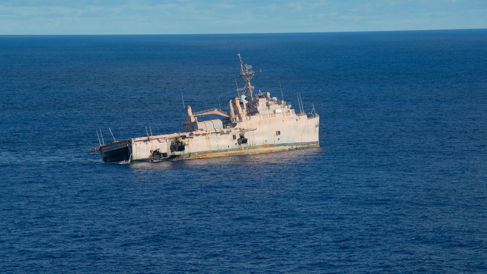 Multilateral, Joint Forces execute sinking exercise during Valiant Shield 2026