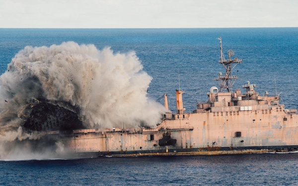 Multilateral, Joint Forces execute sinking exercise during Valiant Shield 2026