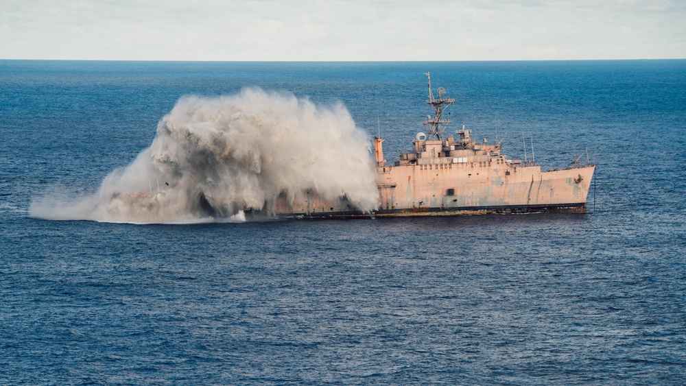 Multilateral, Joint Forces execute sinking exercise during Valiant Shield 2026