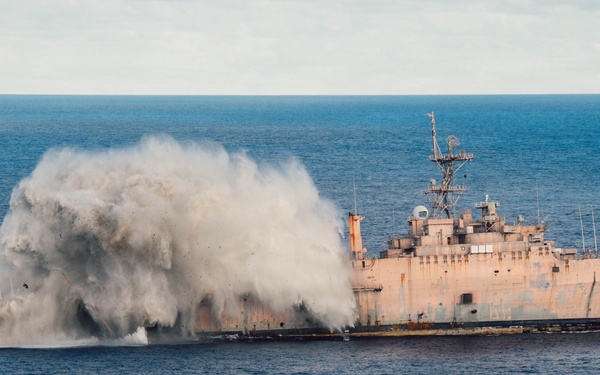 Multilateral, Joint Forces execute sinking exercise during Valiant Shield 2026
