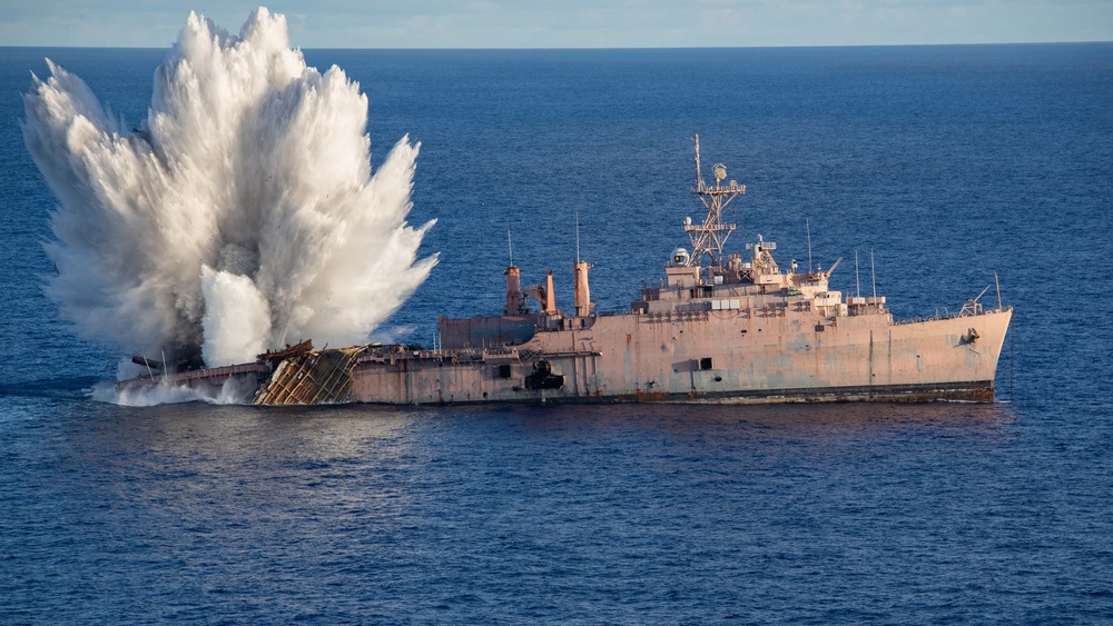 Multilateral, Joint Forces execute sinking exercise during Valiant Shield 2026