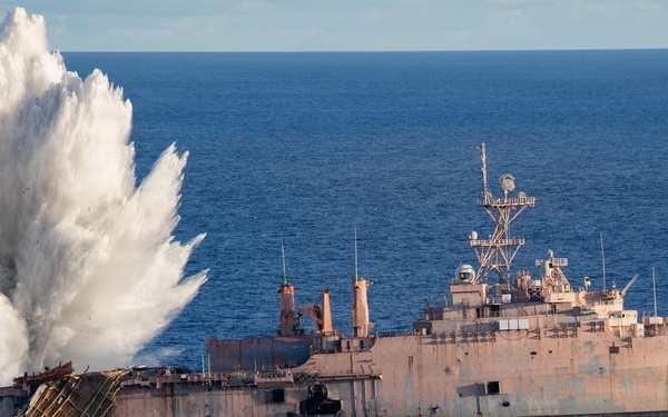 Multilateral, Joint Forces execute sinking exercise during Valiant Shield 2026