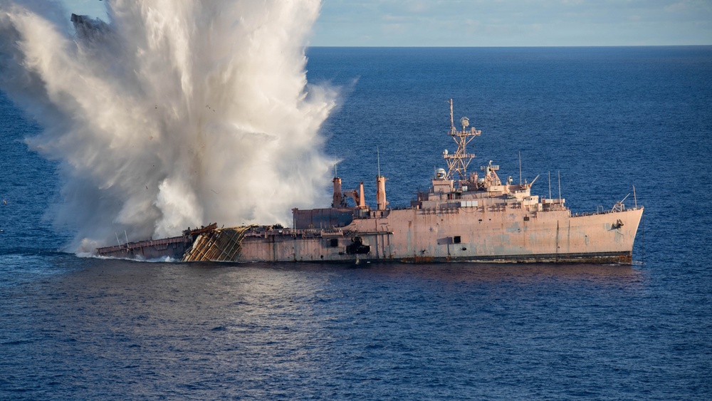 Multilateral, Joint Forces execute sinking exercise during Valiant Shield 2026