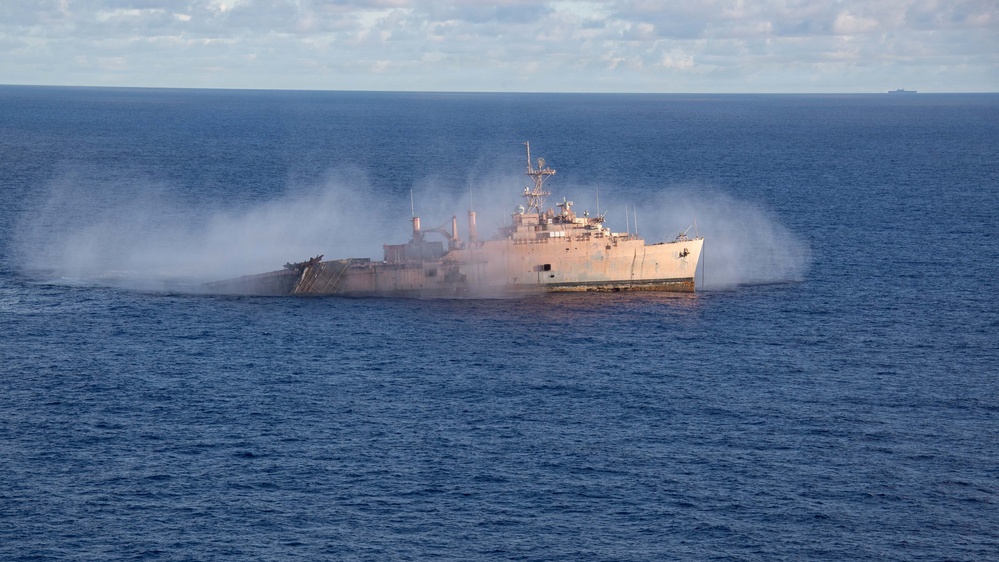 Multilateral, Joint Forces execute sinking exercise during Valiant Shield 2026