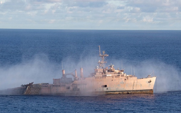 Multilateral, Joint Forces execute sinking exercise during Valiant Shield 2026