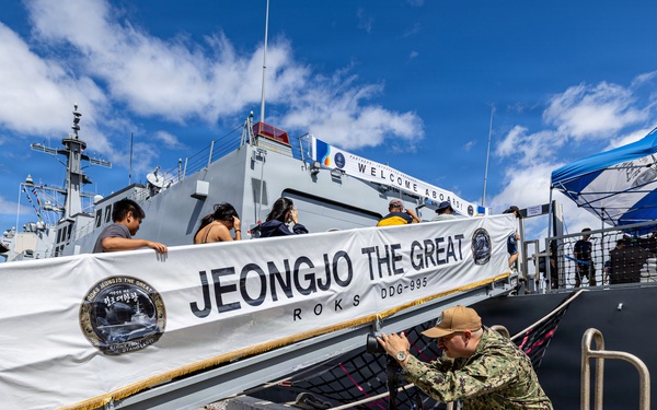 U.S. Navy Sailor documents public tour during RIMPAC 26 open ship event