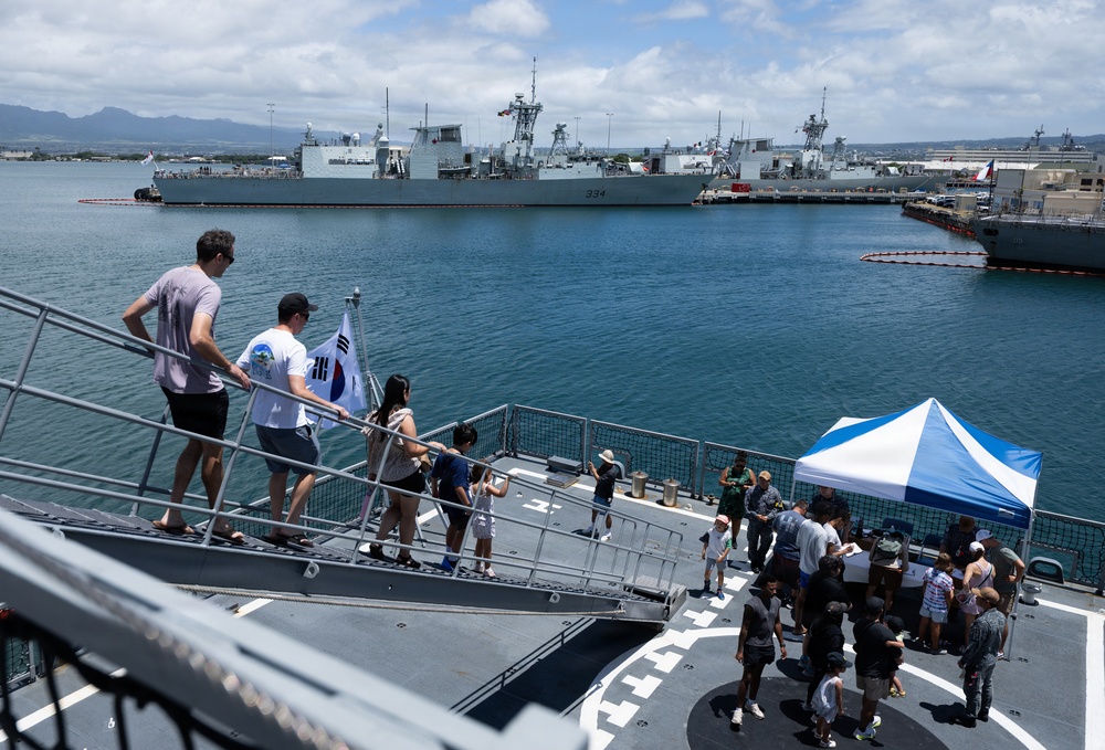 Families tour Republic of Korea Navy frigate during RIMPAC 26 open ship event