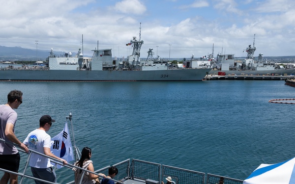 Families tour Republic of Korea Navy frigate during RIMPAC 26 open ship event