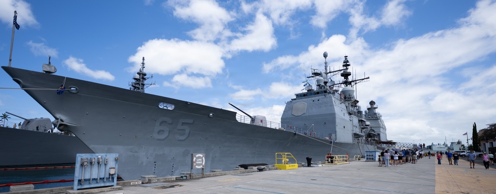 Public lines up to tour U.S. Navy destroyer during RIMPAC 26 open ship event