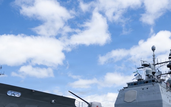 Public lines up to tour U.S. Navy destroyer during RIMPAC 26 open ship event