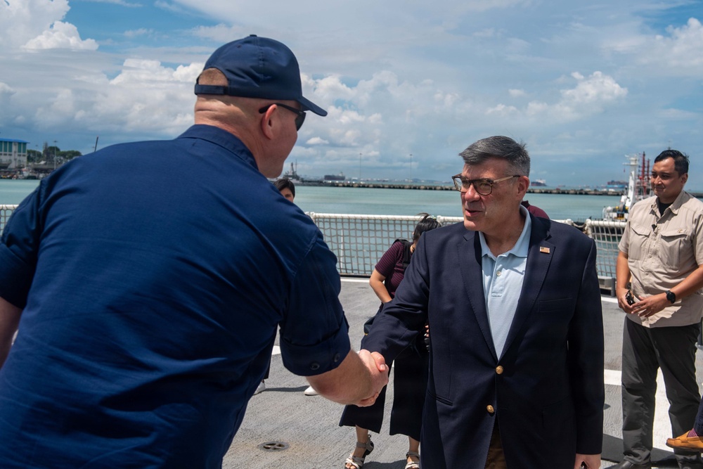 USCGC Midgett (WMSL 757) hosts United States Chargé d’affaires to Singapore