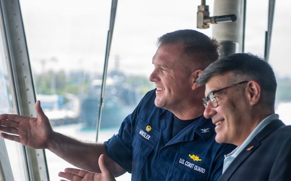 USCGC Midgett (WMSL 757) hosts United States Chargé d’affaires to Singapore