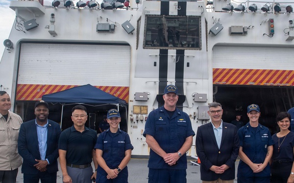 USCGC Midgett (WMSL 757) hosts United States Chargé d’affaires to Singapore