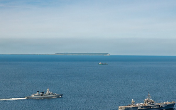 USS Mount Whitney, FGS Hamburg Sail in Baltic Sea