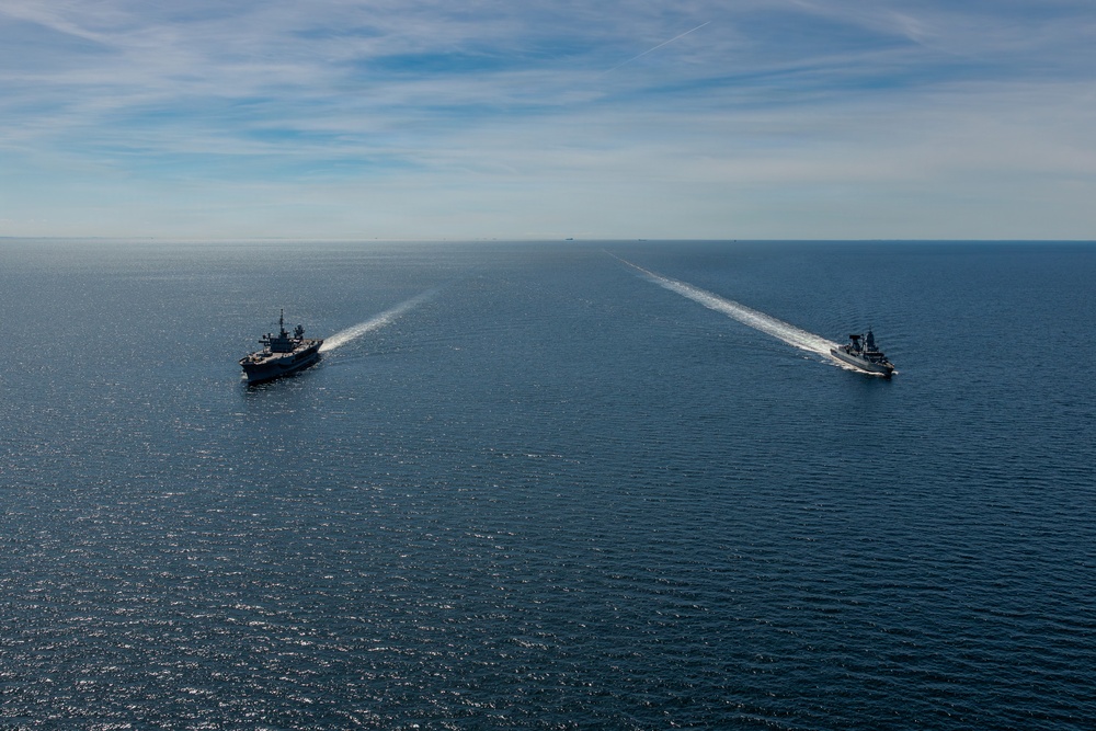USS Mount Whitney, FGS Hamburg Sail in Baltic Sea