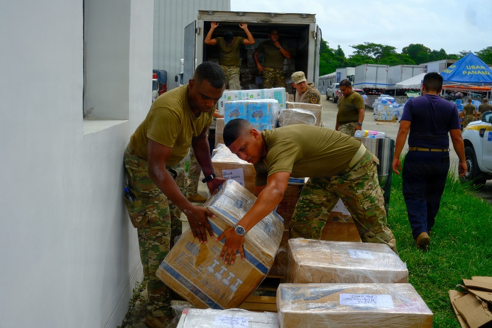 U.S. Army Soldiers Assist Panamanian Partners with Humanitarian Aid Distribution