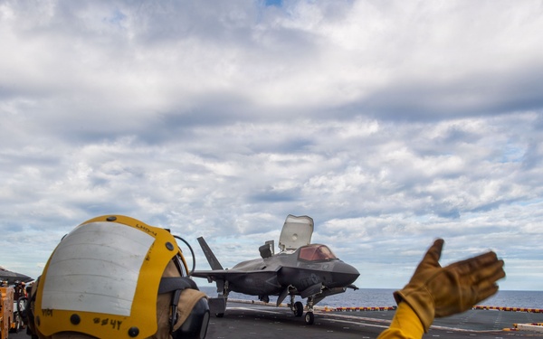 USS Boxer, 11th MEU Conduct Flight Operations