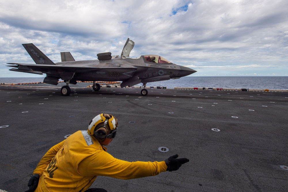 USS Boxer, 11th MEU Conduct Flight Operations